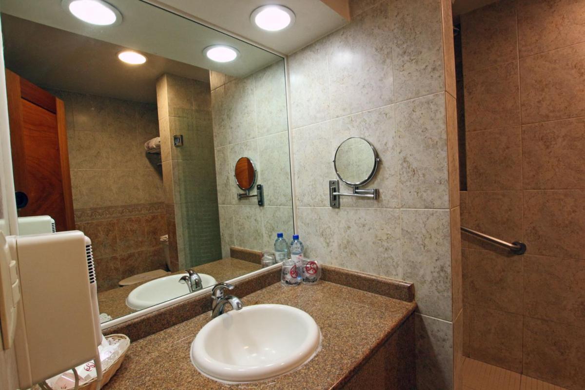 Hotel Colon Plaza Business Class Nuevo Laredo Εξωτερικό φωτογραφία